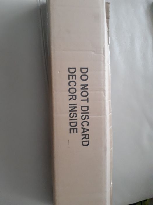 Zestaw imitacji  kawałków drewna i kamieni do kominka elektrycznego.