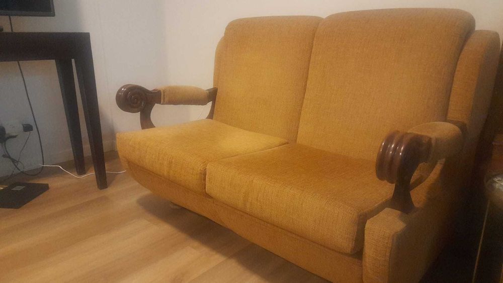 Sofá antigo, em bom estado