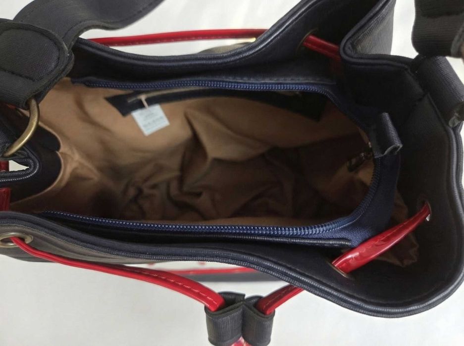 Bolsa Bucket Branca com Corações Vermelhos Estilo Cute & Chic