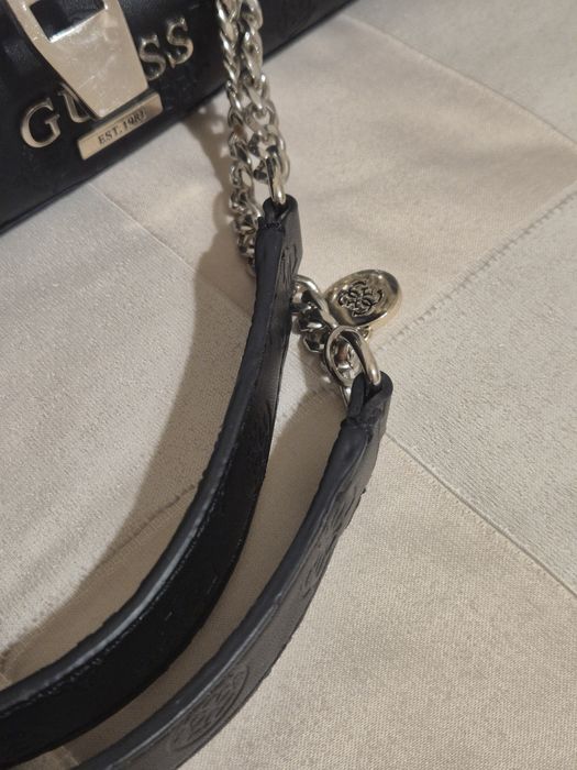 Mala Guess preta com padrão | Como nova