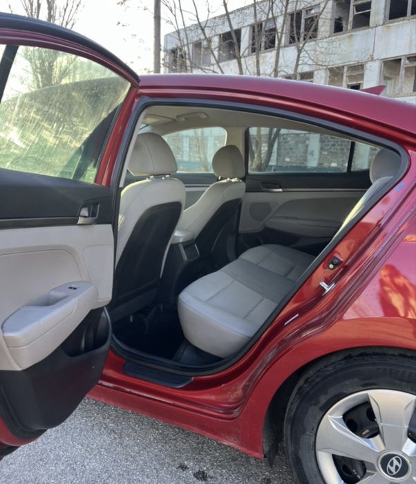 Elantra Hyundai продам