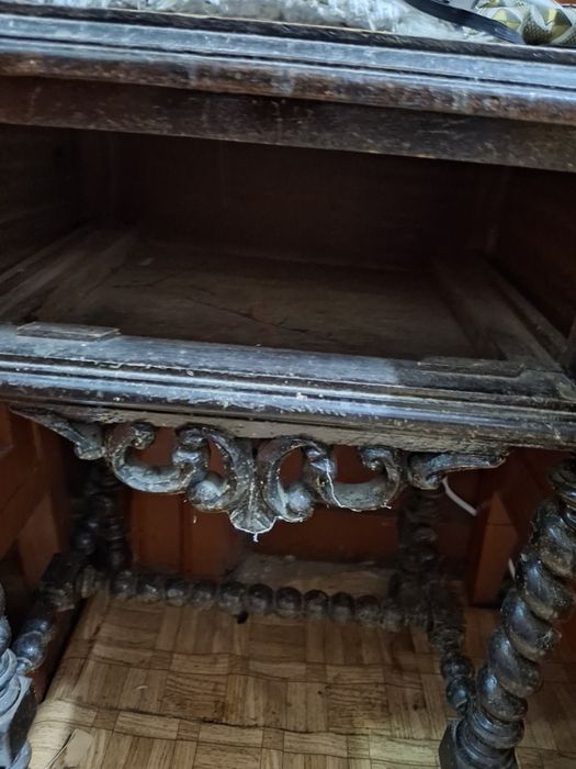 Mesa de apoio com pernas em torneado salomónico (barley‑twist)