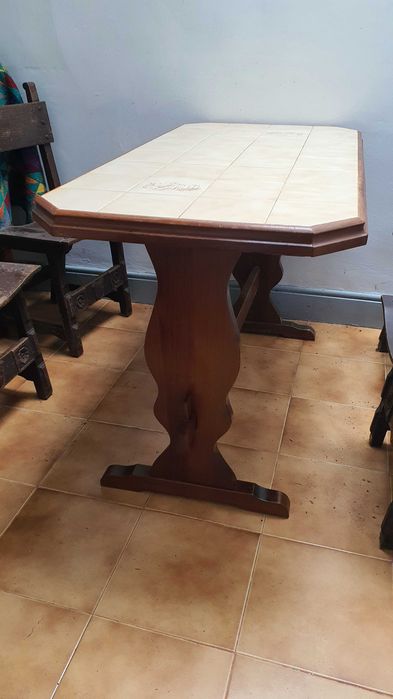 Mesa de cozinha ou sala (com tampo em azulejos)