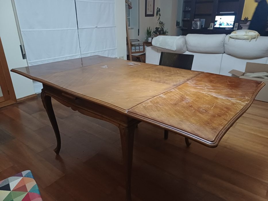 Mesa de jantar em madeira maciça