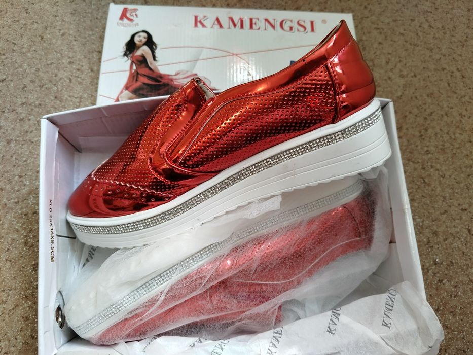 Туфлі, кросівки, тапочки,