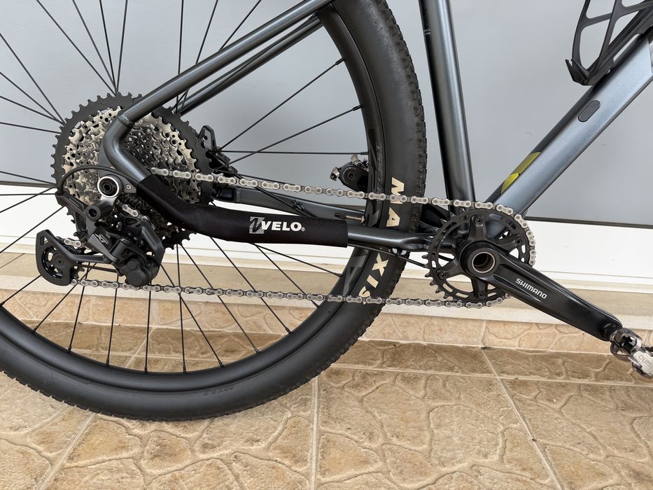 Bicicleta de BTT muito bem equipada