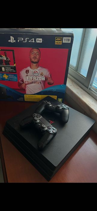 Ps4 pro com dois comandos um é novo