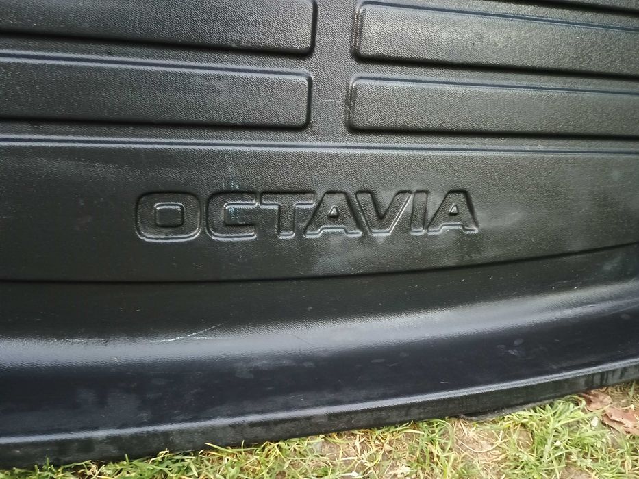 Mata korytko taca, do bagażnika Skody Octavia