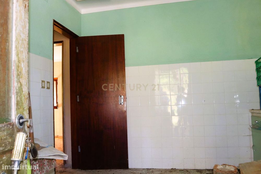 Moradia para renovar em Santo Estevão das Galés inserida num terreno d