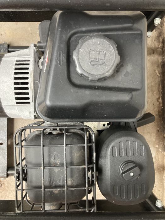 Gerador a gasolina Briggs & Stratton 3.2 kVA & 2 bidões de 22 L