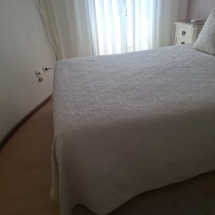 Cama casal praticamente nova com pouco uso