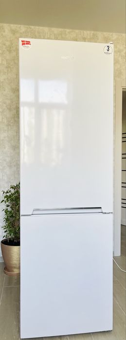 Холодильник з морозильною камерою Vestfrost CNF 186 ZW