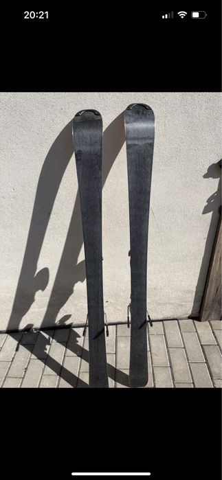 Narty Rosignol z wiązaniami