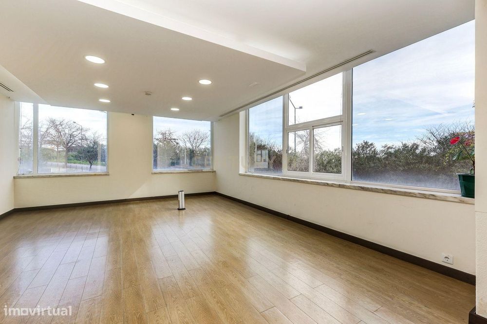 Espaço Comercial com 6 Lugares Garagem