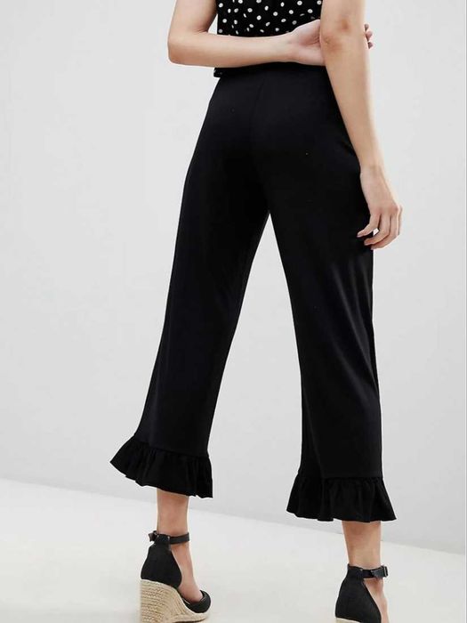 Calças malha pretas folhos Asos