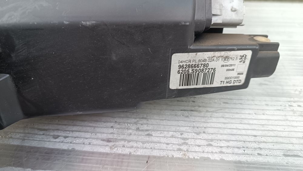 Vendo farol direito de Peugeot 206 ano 2002/07