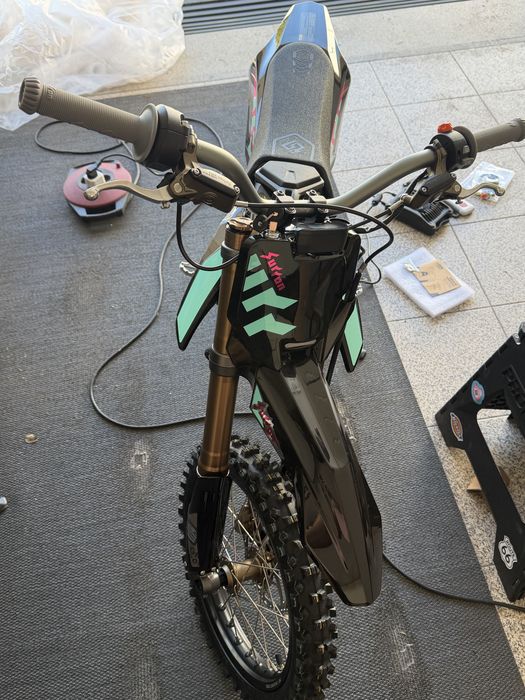 Surron Hyper Bee 2026 8kW Pit bike criança na caixa - Nova