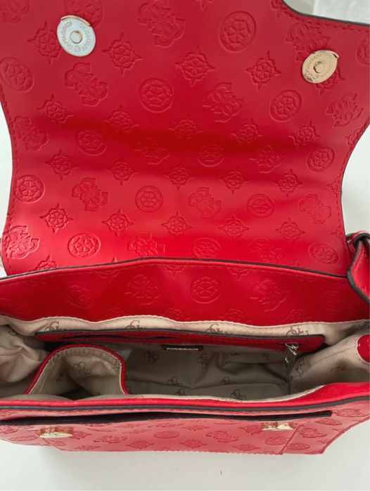 Mala vermelha com alça de mão e ombro da Guess