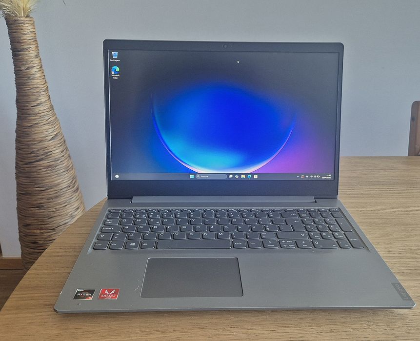Lenovo 15 Ryzen 5/ 512GB/ 8GB RAM