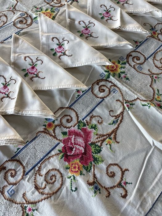 Toalha de mesa bordada a ponto cruz manual e 12 guardanapos