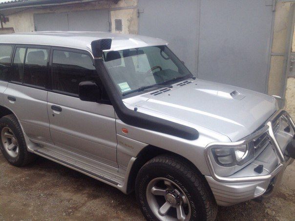 Mitsubishi L200 wagon 2,3,4 cruiser 100 козырек лобового стекла