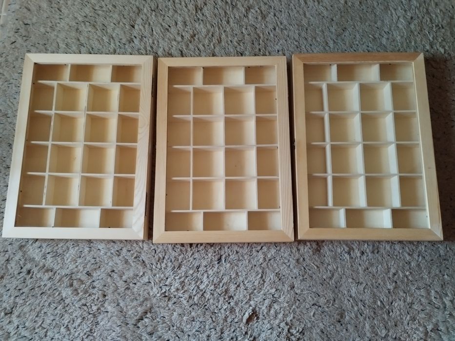 Caixa de madeira com tampa de vidro e 22 compartimentos