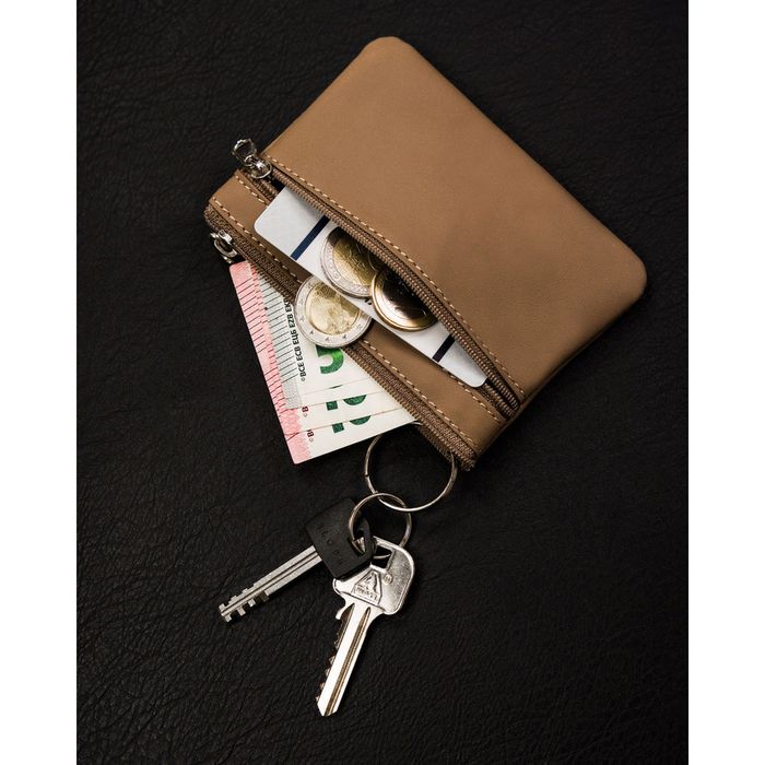 etui na klucze w beżowym kolorze wykonane ze skóry naturalnej