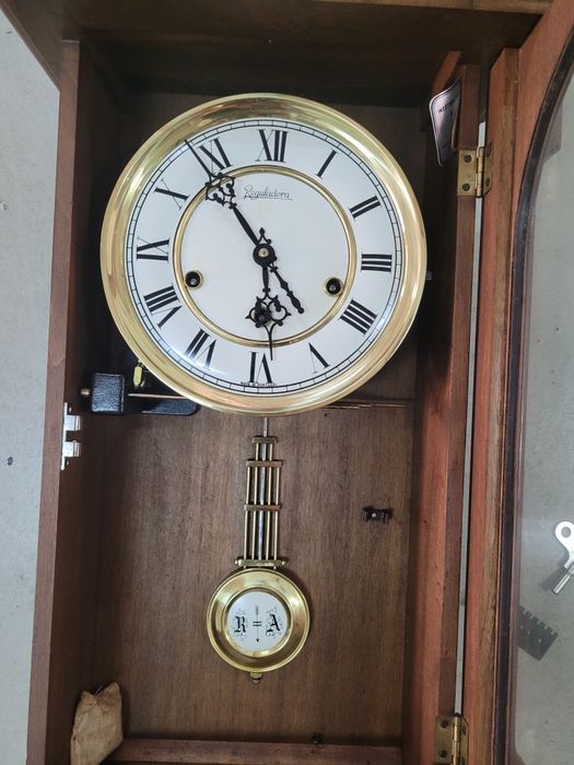 Relógio de parede  antigo em madeira