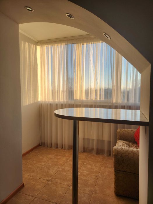 Простора однокімнатна квартира з євроремонтом, меблями та технікою