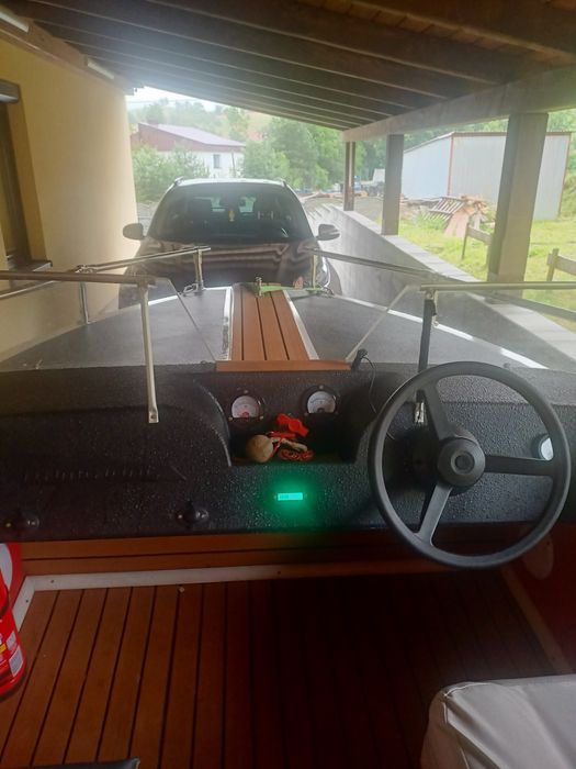 Łodz motorowa z przyczepa