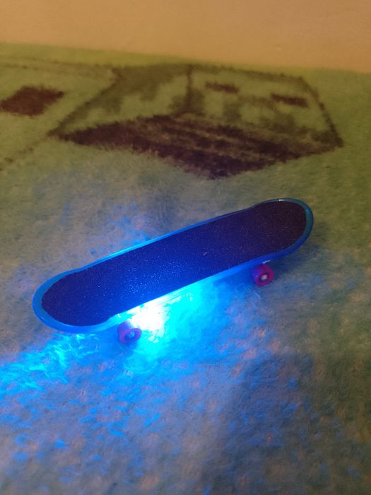 Sprzedaję deskorolkę świecocą