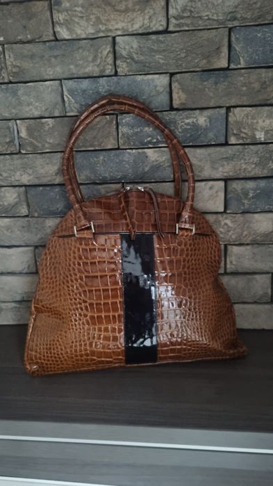 Torebka z lakierowanej skóry marki Gino Rossi