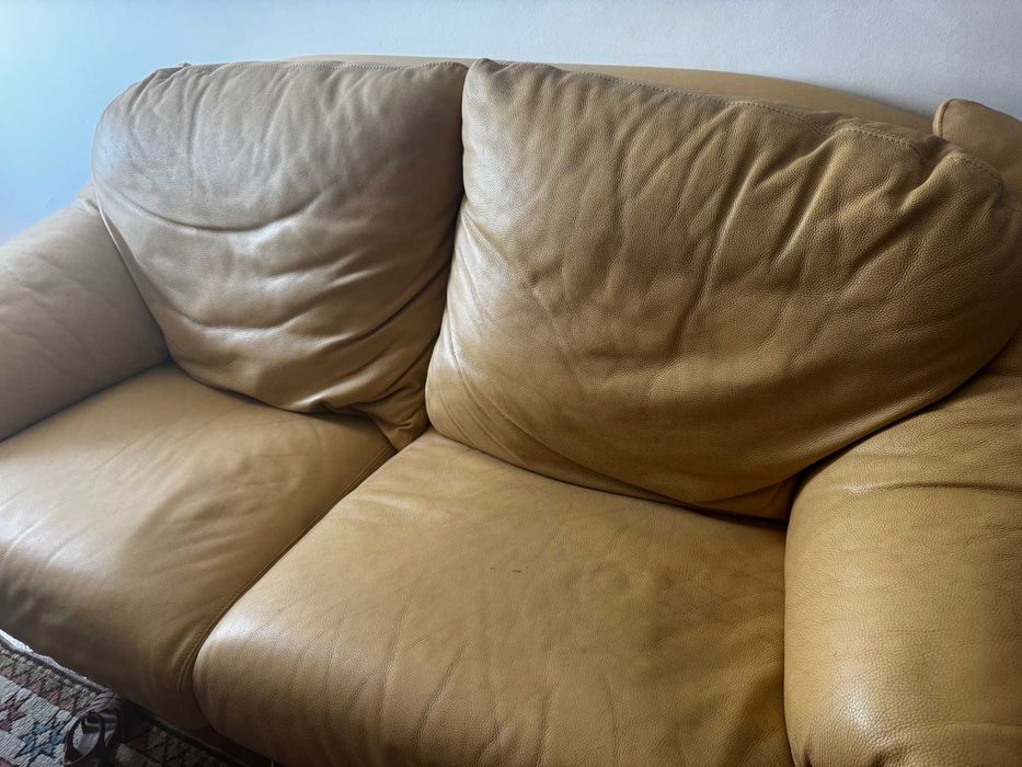 Conjunto de 3 sofás amarelos em pele