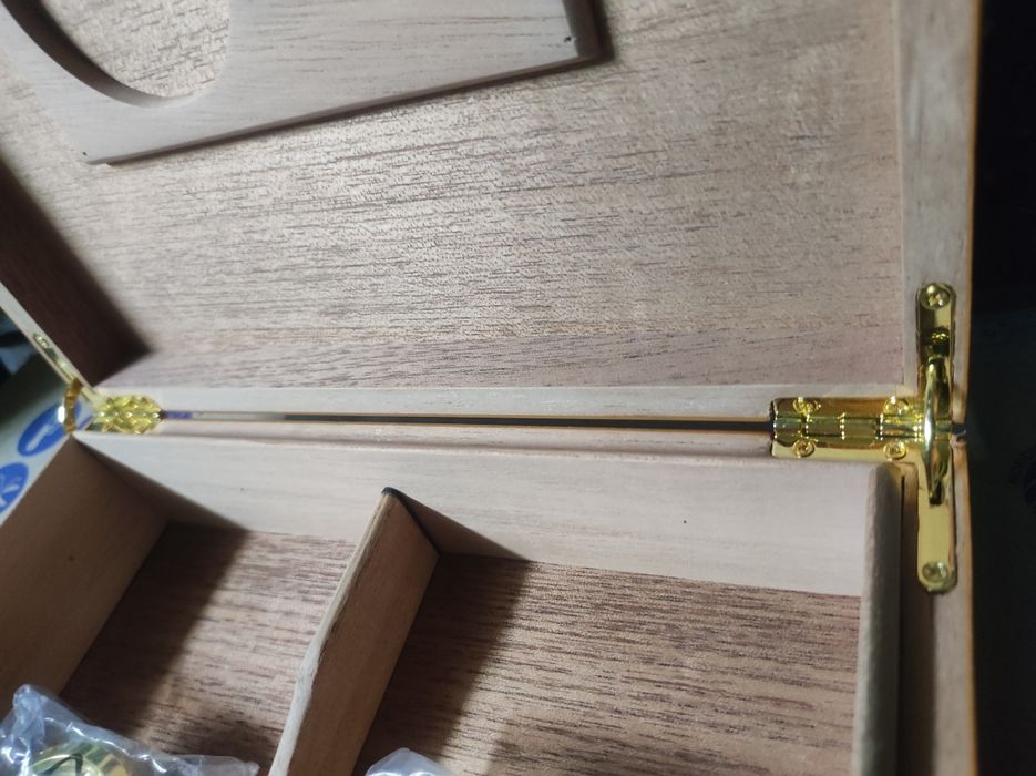 Caixa humificador para charutos ou tabaco