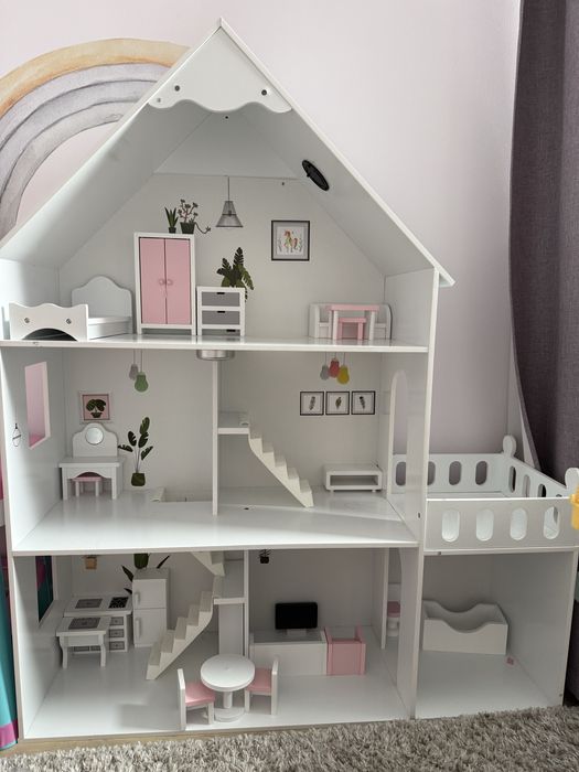 Domek dla lalek z wyposazeniem