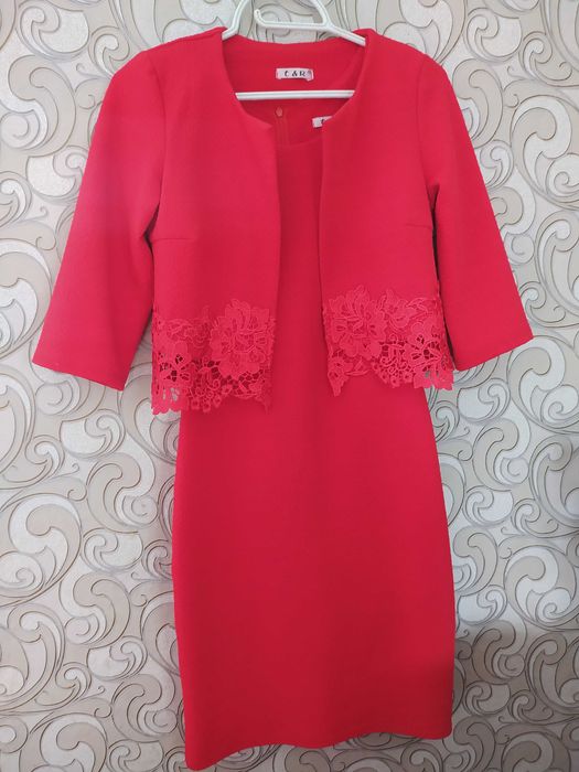 Червоне жіноче плаття