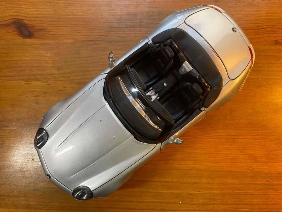 Carro miniatura BMW Z8 descapotável - Maisto - Escala 1/18