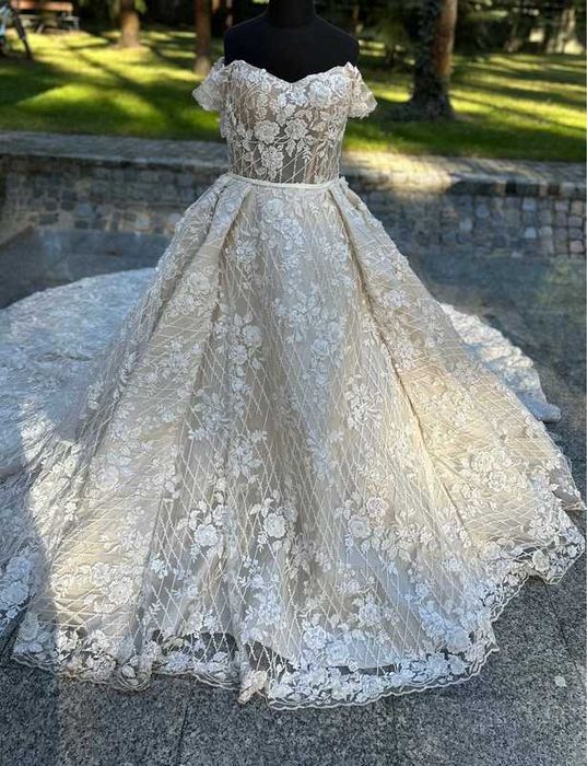 Suknia ślubna koronkowa odkryte ramiona kwiaty