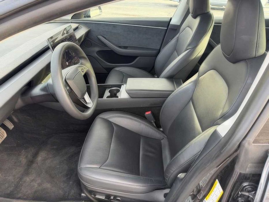 Tesla Model 3      2024