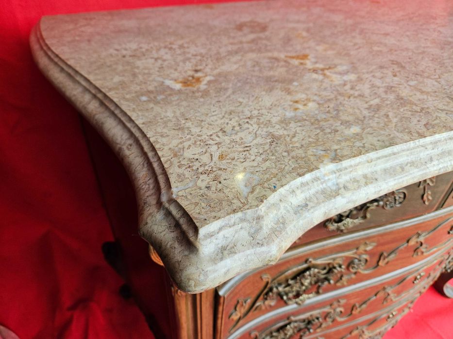 Cómoda antiga de madeira trabalhada e tampo em pedra