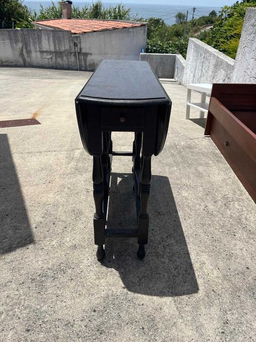 Mesa antiga em madeira maciça com abas rebatíveis