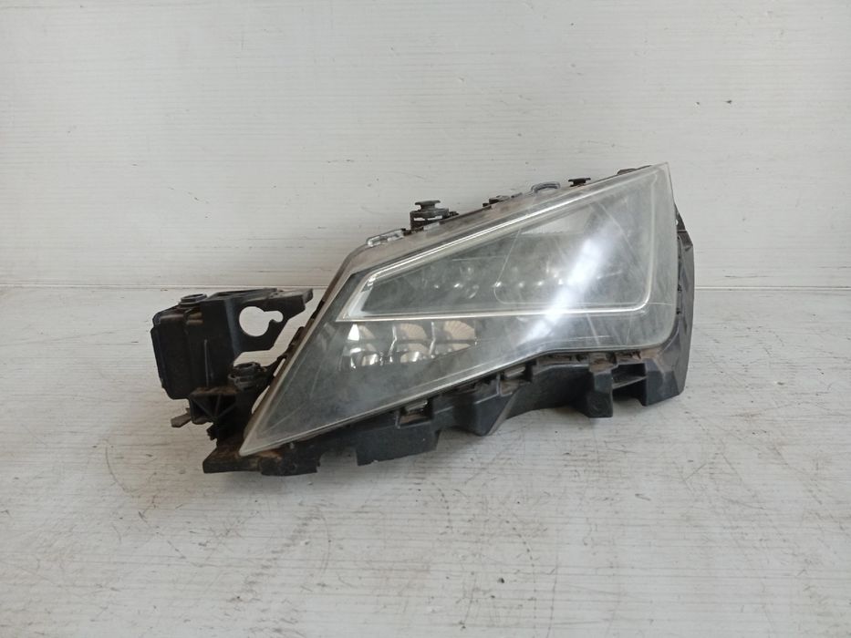 Ótica / farol esquerda SEAT Leon (5F1)