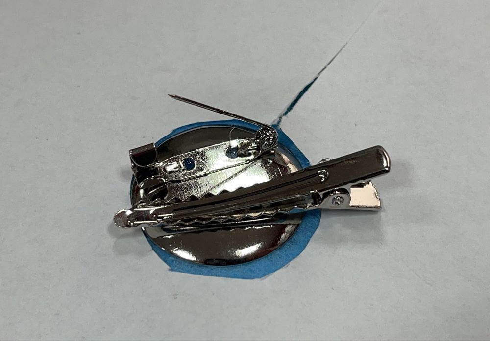 Broszka z marabuta kolor niebieski