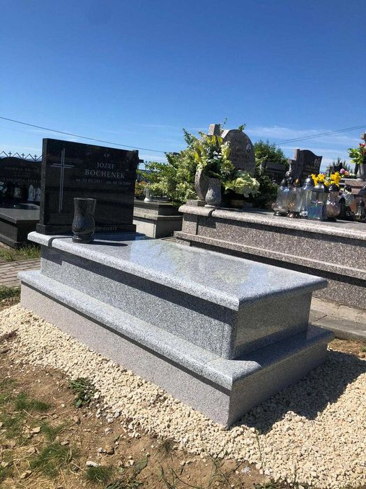 Nagrobek granitowy montaż napisy 4500 zl