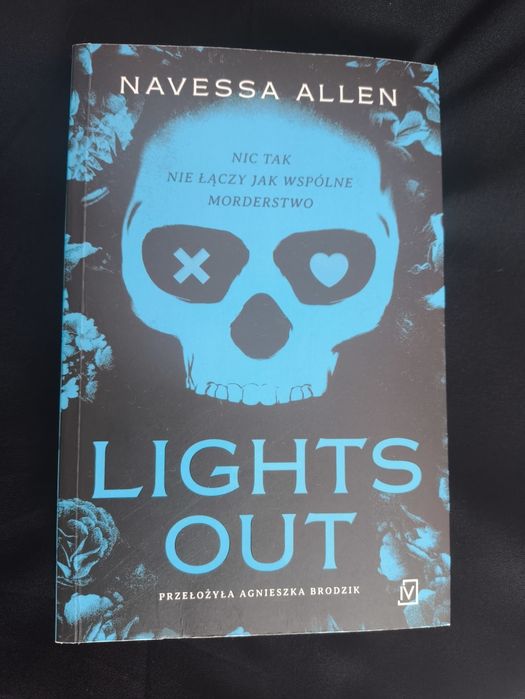 Książka lights out, Navessa Allen