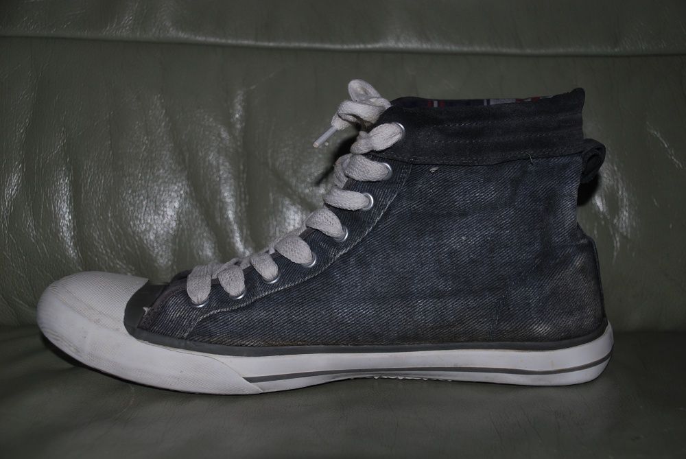 Trampki House. r. 44