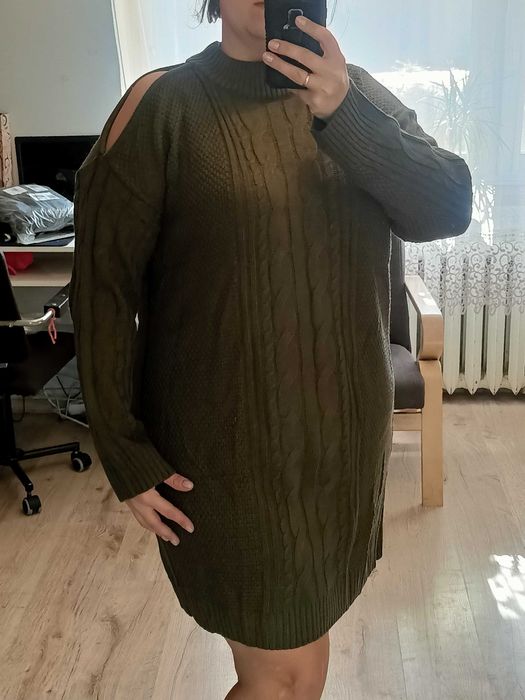 Sukienka sweterkowa z rpzcięciem na ramieniu 44/46 i 48/50