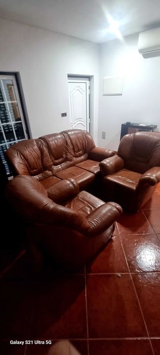Sofás em pele, em bom estado