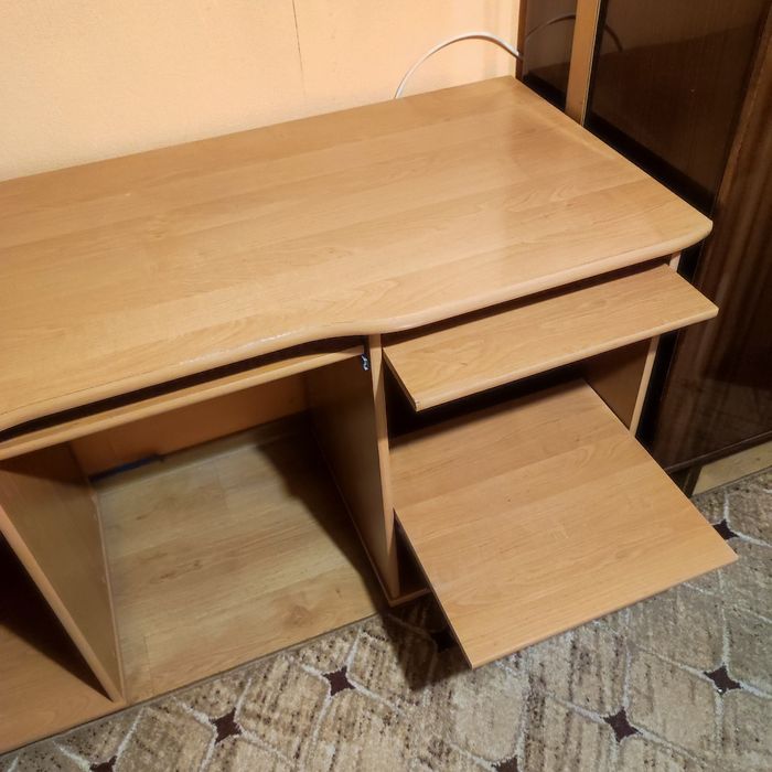 Solidne biurko komputerowe