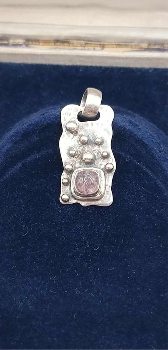 Wisiorek z kwarcem różowym 1956